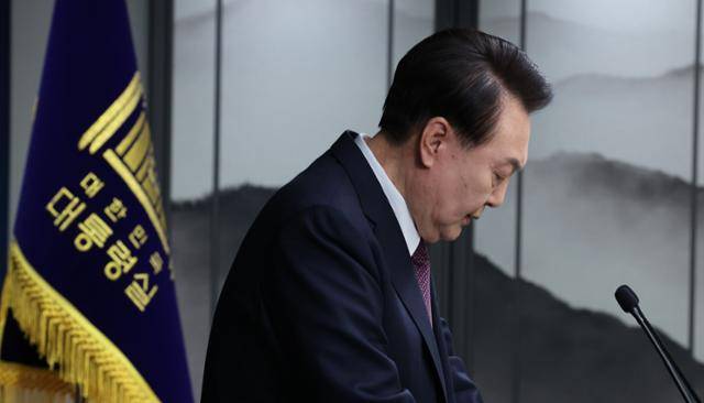 윤석열 대통령이 2023년 11월 서울 용산 대통령실 청사에서 2030엑스포 부산 유치 실패와 관련해 노력해준 관계자들에게 감사를 표하고 있다. 서재훈 기자