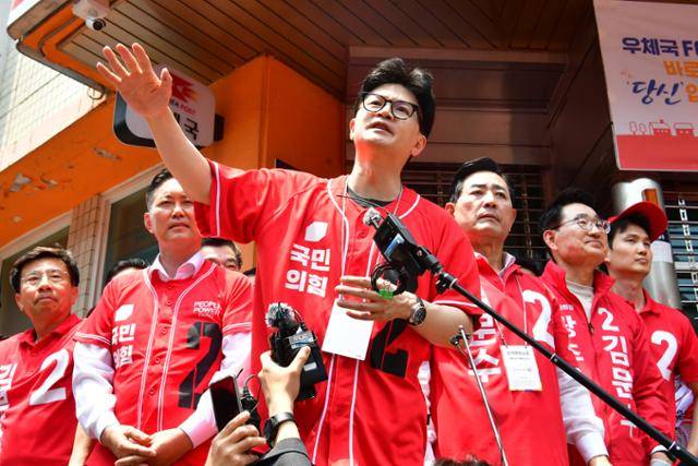 한동훈(가운데) 전 국민의힘 대표가 제21대 대선 사전투표 첫날인 지난달 29일 광주 동구 충장로에서 거리 유세를 하고 있다. 광주=뉴시스