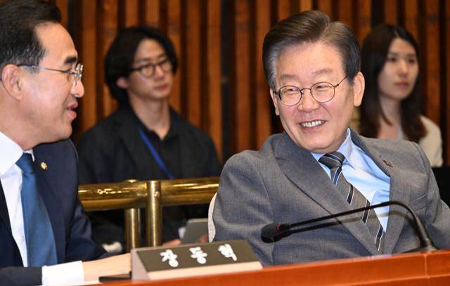 이재명 더불어민주당 의원이 27일 국회에서 열린 의원총회에서 박홍근 의원과 대화 하고 있다. 고영권 기자