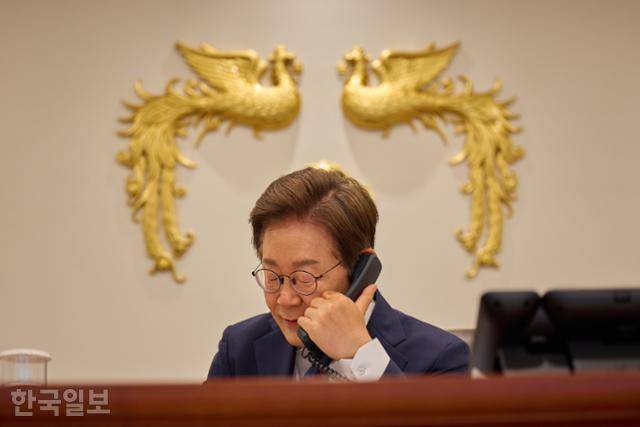 이재명 대통령이 11일 서울 용산 대통령실 청사 집무실에서 페트르 피알라 체코 총리와 전화 통화를 하고 있다. 대통령실 제공