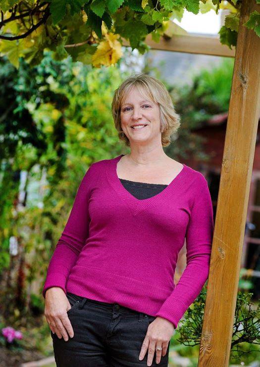 강한 재채기로 인해 하반신 마비를 겪은 빅토리아 케니(65)의 사연이 알려지며 누리꾼 사이에 공포가 확산하고 있다./사진=데일리메일