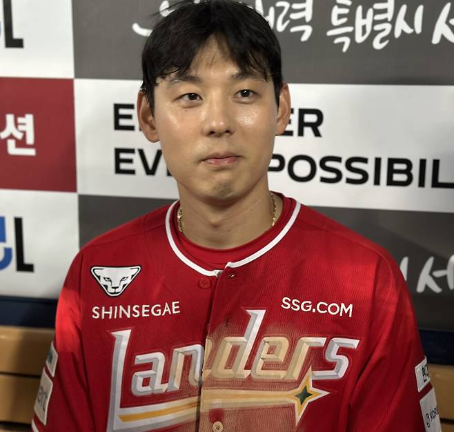 SSG 김성욱이 10일 잠실 LG전 승리 후 취재진과 인터뷰를 하고 있다. 잠실=이형석 기자&nbsp;