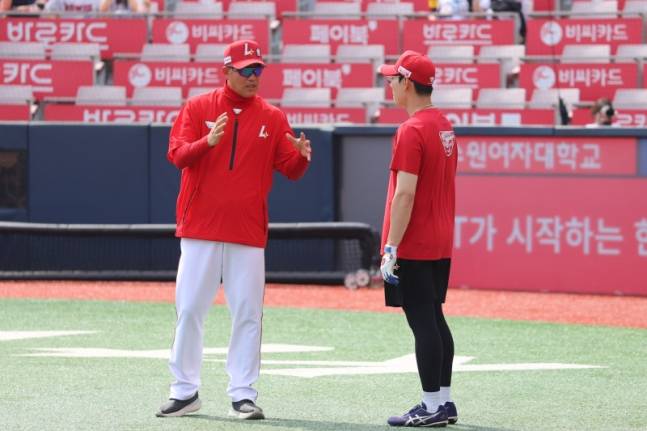 SSG 이숭용(왼쪽) 감독과 김성욱. 구단 제공