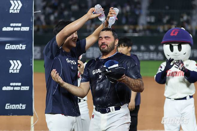 롯데 자이언츠 새 외국인 투수 감보아가 지난 3일 키움 히어로즈전에서 KBO리그 데뷔승을 거두고 동료들에게 축하를 받고 있다. 사진=롯데 자이언츠&nbsp;