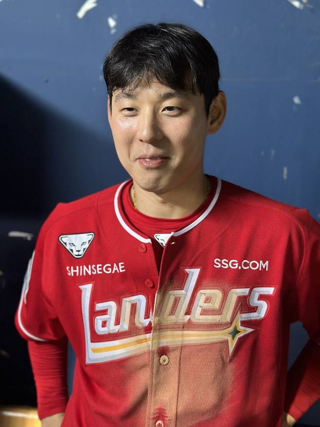 10일 잠실 LG전 종료 후 취재진과 인터뷰 중인 김성욱의 상의 유니폼 두 개가 풀어져 있다. 잠실=이형석 기자&nbsp;