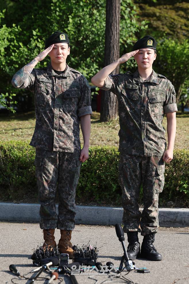 군 복무를 마친 그룹 방탄소년단(BTS) 지민과 정국이 11일 오전 경기 연천군 연천공설운동장에서 경례하고 있다. 연천=서병수 기자 qudtn@edaily.co.kr /2025.06.11/