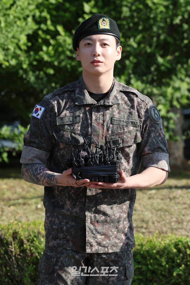 군 복무를 마친 그룹 방탄소년단(BTS) 지민과 정국이 11일 오전 경기 연천군 연천공설운동장에서 전역 소감을 밝히고 있다. 연천=서병수 기자 qudtn@edaily.co.kr /2025.06.11/