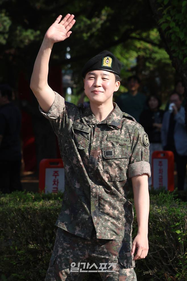 군 복무를 마친 그룹 방탄소년단(BTS) 지민이 11일 오전 경기 연천군 연천공설운동장에서 팬들에게 손을 흔들고 있다. 연천=서병수 기자 qudtn@edaily.co.kr /2025.06.11/