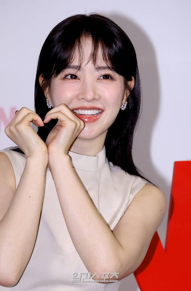 박보영이 21일 오후 서울 영등포CGV에서 열린 tvN 새 토일드라마 ‘미지의 서울’ 제작발표회에서 포토타임동안 포즈를 취하고 있다. 24일 첫 방송되는 ‘미지의 서울’은 얼굴 빼고 모든 게 다른 쌍둥이 자매가 인생을 맞바꾸는 거짓말로 진짜 사랑과 인생을 찾아가는 내용의 로맨스 성장 드라마다. 김민규 기자 mgkim1@edaily.co.kr /2025.05.21/