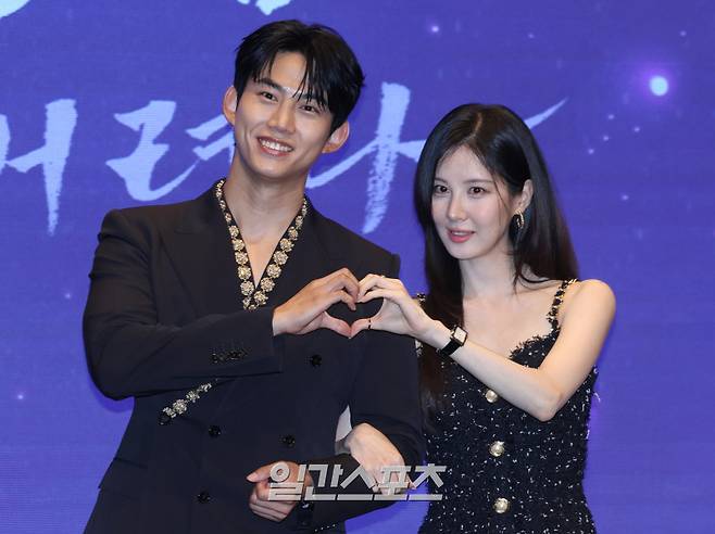 배우 옥택연, 서현이 11일 오후 서울 구로구 더세인트에서 열린 KBS2 수목드라마 '남주의 첫날밤을 가져버렸다' 제작발표회에 참석해 포토타임을 갖고 있다. '남주의 첫날밤을 가져버렸다'는 평범한 여대생의 영혼이 깃든 로맨스 소설 속 병풍 단역이 소설 최강 집착 남주와 하룻밤을 보내며 펼쳐지는 '노브레이크' 경로 이탈 로맨스 판타지. 11일 밤 9시 50분 첫 방송. 서병수 기자 qudtn@edaily.co.kr /2025.06.11/