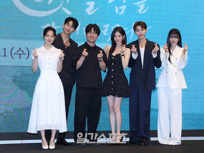 배우 곽한솔, 옥택연, 이웅희 감독, 서현, 서범준, 지혜원이 11일 오후 서울 구로구 더세인트에서 열린 KBS2 수목드라마 '남주의 첫날밤을 가져버렸다' 제작발표회에 참석해 포토타임을 갖고 있다. '남주의 첫날밤을 가져버렸다'는 평범한 여대생의 영혼이 깃든 로맨스 소설 속 병풍 단역이 소설 최강 집착 남주와 하룻밤을 보내며 펼쳐지는 '노브레이크' 경로 이탈 로맨스 판타지. 11일 밤 9시 50분 첫 방송. 서병수 기자 qudtn@edaily.co.kr /2025.06.11/