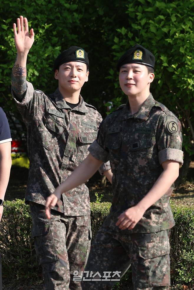 군 복무를 마친 그룹 방탄소년단(BTS) 정국이 11일 오전 경기 연천군 연천공설운동장에서 전역 행사를 마치고 팬들을 향해 손인사를 하고 있다. 연천=서병수 기자 qudtn@edaily.co.kr /2025.06.11/