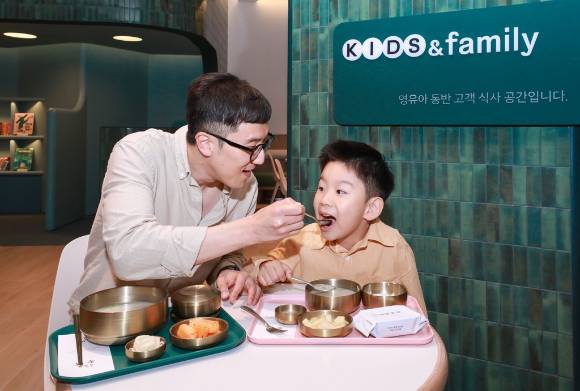 현대백화점 판교점 지하 1층 식품관에 새롭게 오픈한  '키즈&패밀리' 공간에서 가족 고객이 식사를 즐기고 있다. [사진=현대백화점]