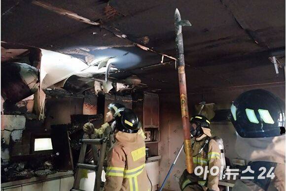 10일 오전 8시 19분쯤 봉화군 석포면 승부리 소재 펜션에서 불이 나 출동한 소방당국이 화재 진압을 하고 있다. [사진=경북소방본부 ]