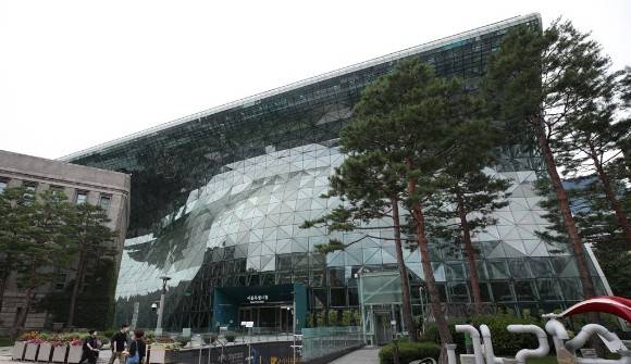 서울시가 '2025년도 제2회 서울시 공무원 임용시험'을 통해 신규 공무원 196명을 채용한다. 사진은 서울시청 전경. [사진=연합뉴스]