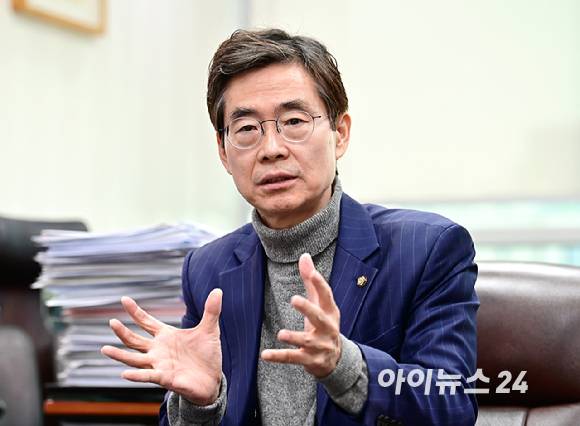조경태 국민의힘 의원이 18일 오전 서울 여의도 국회 의원회관에서 아이뉴스24와 인터뷰를 하고 있다. [사진=곽영래 기자]