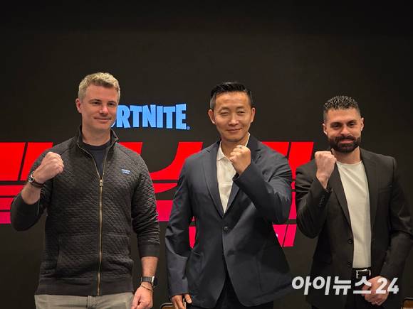(왼쪽부터) 에릭 윌리엄슨 에픽게임즈 디자인 시니어 디렉터, 박성철 에픽게임즈코리아 대표, 마이클 모든 에픽게임즈 파트너십 시니어 디렉터가 11일 서울 강남에서 열린 포트나이트 확장 출시 기자간담회에서 포즈를 취하고 있다. [사진=박정민 기자]