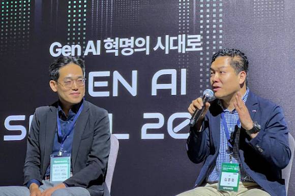 김훈동 KT AXD본부 상무(오른쪽)가 지난 10일 서울 용산 드래곤시티에서 열린 젠 AI 서울 2025 포럼에서 발언하고 있다. [사진=KT]