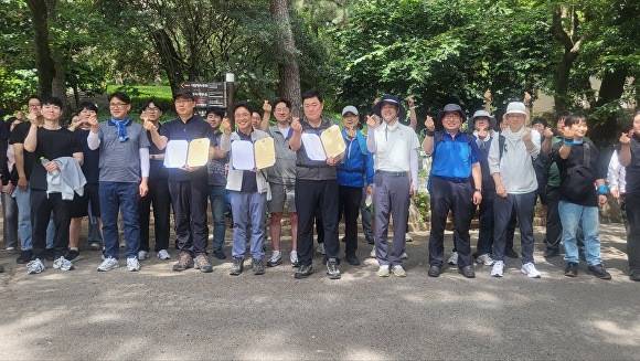고용노동부 부산북부지청, 강서협의회 관계자들이 노·사·정 상생 선언문을 체결하고 손하트 포즈를 취하고 있다. [사진=고용노동부 부산북부지청]