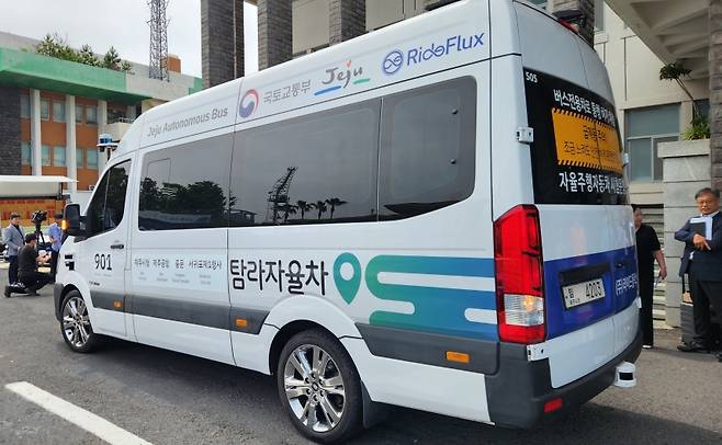 제주도청 현관 앞에 세워진 탐라자율차 외부 모습. (신동원 기자)