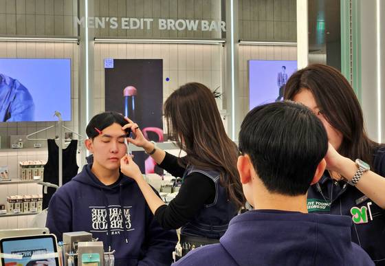 이곳에서 눈썹 관리를 받고 있는 20대 남성. [사진 CJ올리브영]