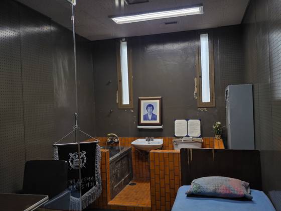 박종철 열사가 사망한 남영동 대공분실 509호가 추모공간으로 복원됐다. 그의 사망이 중앙일보 특종으로 알려지자 경찰은 “책상을 탁 치니 억하고 죽었다”고 주장했다. 이영근 기자