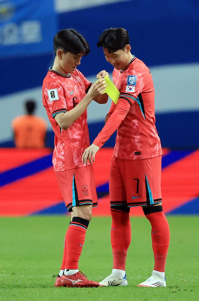 황인범(왼쪽)에게 주장완장을 넘겨 받고 교체투입되는 손흥민. [뉴스1]