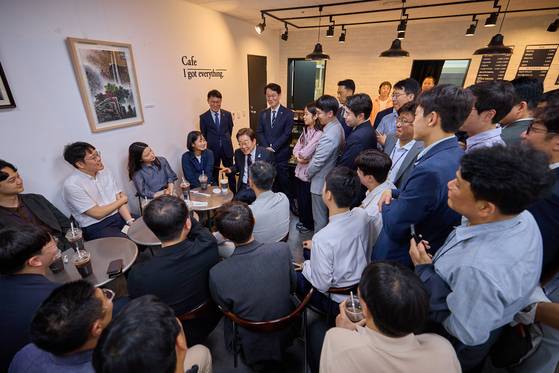 이재명 대통령이 10일 서울 용산구 대통령실 청사에서 점심 식사를 한 뒤 출입기자단과 '깜짝 티타임'을 갖고 있다. 사진 대통령실