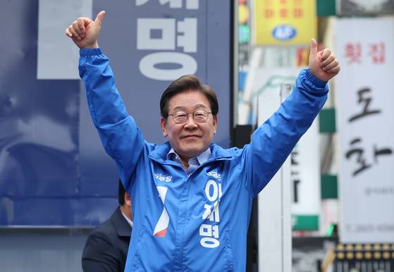 이재명 대통령은 후보 시절 발표한 공약을 통해 각각 사법개혁과 검찰개혁 방안을 공개했다. 사법부에 대해선 대법관 증원과 법관평가위 도입, 검찰은 수사와 기소를 분리하는 것이 핵심이다. 연합뉴스