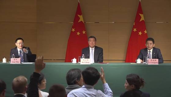 11일(현지시간) 주 제네바 국제무역기구 중국 대표처에서 랴오민(왼쪽) 중국 재정부 부부장, 허리펑(가운데) 부총리, 리청강(오른쪽) 국제무역담판대표가 이틀간 열린 미·중 경제무역 협상 성과를 밝히는 기자회견에서 답변하고 있다. AP=연합뉴스