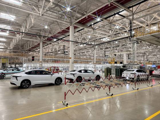 중국 장시성 난창의 장링 신에너지차 생산라인에서 완성된 차량들이 최종 테스트를 기다리고 있다. 신경진 기자