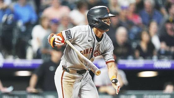 콜로라도와의 원정경기에서 1회 3루타를 때려내는 이정후. AP=연합뉴스