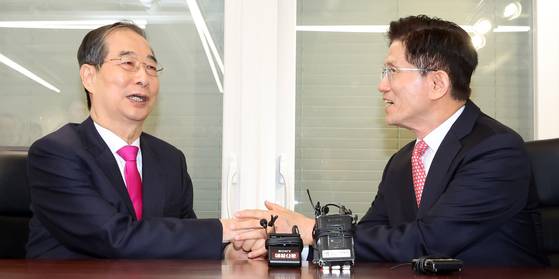 지난달 11일 김문수 국민의힘 대선후보와 한덕수 전 국무총리가 서울 여의도 국민의힘 대선후보 사무실에서 회동을 하고 있다. 뉴스1