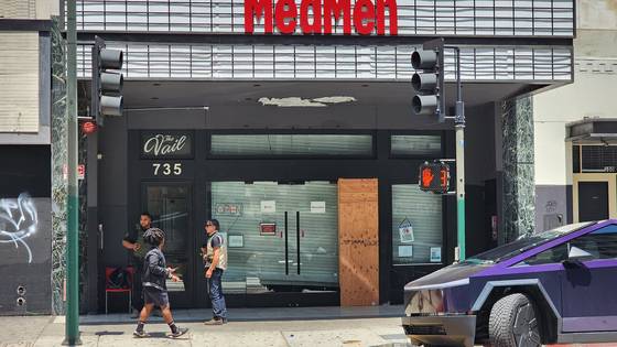 현지시간 10일(현지시간) 미국 캘리포니아 로스앤젤레스(LA)의 보석거리인 6번가에 있는 대마초 판매점. 이 상품은 전날 밤 약탈로 이날 영업을 중단했다. 로스앤젤레스=강태화 특파원