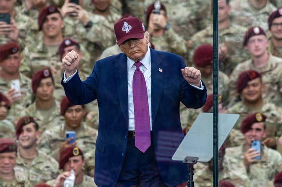 도널드 트럼프 미국 대통령이 현지시간 10일 미국 노스캐롤라이나주 군부대 포트 브래그에서 진행한 연설에서 시위대를 '짐승'에 비유하며 맹비난을 가한 뒤 특유의 춤동작을 취하고 있다. EPA=연합뉴스