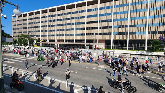 현지시간 10일(현지시간) 미국 캘리포니아 로스앤젤레스(LA)의 연방 건물 앞으로 시위대가 '평화로운 시위'란 구호를 외치며 가두 행진을 하고 있다. 로스앤젤레스=강태화 특파원