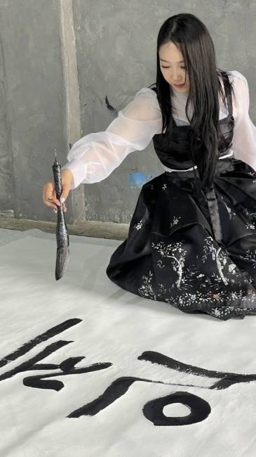 ▲ 캘리그라퍼 김소영 작가의 작업 모습.