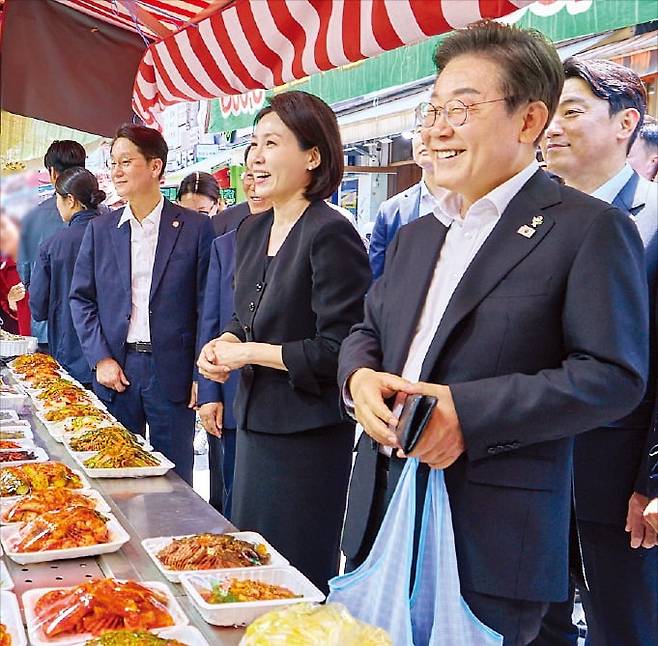 이재명 대통령이 6일 서울 동작동 국립서울현충원에서 열린 70회 현충일 추념식을 마친 뒤 부인 김혜경 여사와 서울 사당동 남성사계시장을 방문해 상인들과 인사를 나눴다. /사진=대통령실 제공