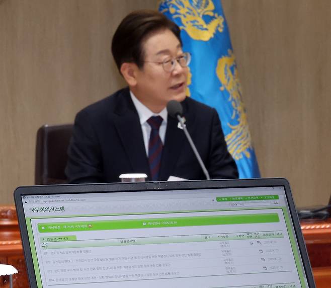 이재명 대통령이 10일 서울 용산 대통령실에서 국무회의를 주재하고 있다. 화면에 '3대 특검법안(내란특검법·김건희특검법·채상병특검법)' 등 국무회의 안건이 나오고 있다. 사진=연합뉴스