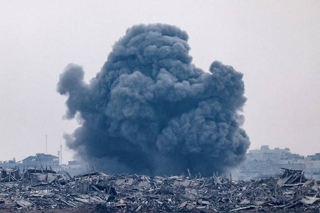 이미 폐허 된 자리에…계속 폭격 10일(현지시간) 이스라엘과 인접한 가자지구에서 폭발음과 함께 시커먼 연기가 피어오르고 있다. 로이터연합뉴스