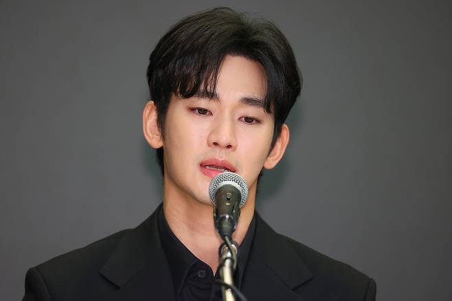 Actor Kim Soo-hyun speaks at a press conference on March 31, denying allegations of dating the late actor Kim Sae-ron when she was underage. [YONHAP]