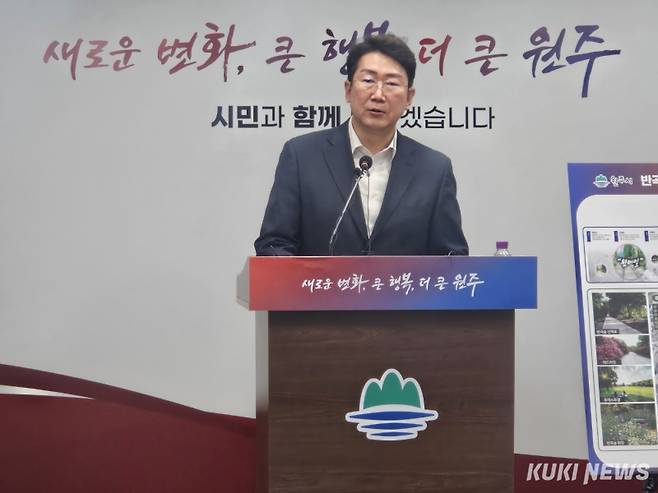 원강수 원주시장이 11일 시청 브리핑실에서 '대선공약 국정과제 반영 건의'를 주제로 현안브리핑을 하고 있다.