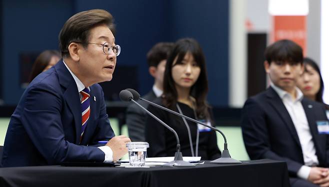 이재명 대통령이 11일 서울 영등포구 한국거래소에서 열린 주식시장 불공정거래 근절을 위한 현장 간담회에서 참석자 질문에 답하고 있다. 연합뉴스