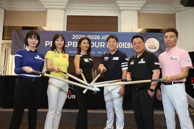 2025-26시즌 PBA-LPBA 투어 미디어데이에서 선수들이 큐를 모아 기념 사진을 찍고 있다. PBA 제공