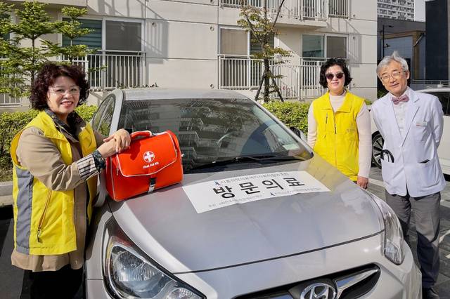 시흥희망의료복지사회적협동조합 희망의원 멤버들이 2022년 경기도 시흥에서 어르신 방문 의료 차량 옆에 서 있다. 시흥희망의료복지사회적협동조합 제공