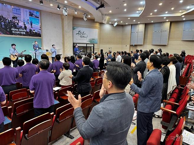 경기도 안산 지역 사업가와 공무원, NGO 활동가, 대학 총장 등으로 이뤄진 안산지역 조찬기도회 회원들이 11일 경기도 안산빛나교회에서 박수 치며 찬양을 부르고 있다.