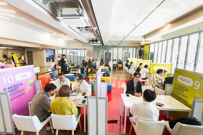 지난 2~6일 대학로 링크아트센터에서는 ‘2025 K-뮤지컬국제마켓’ 기간 내내 비즈니스 미팅이 열렸다. 해외 프로듀서들과 한국 공연단체들의 만남이 수백건 이뤄졌다.    예술경영지원센터