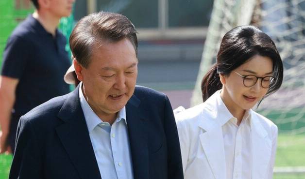 윤석열 전 대통령과 김건희 여사가 제21대 대통령 선거일인 3일 서울 서초구 원명초등학교에 마련된 서초4동 제3투표소에 도착하고 있다. 연합뉴스