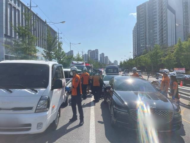 11일 오후 3시25분께 의정부시 금오동 한 도로에서 연쇄 다중추돌사고가 발생했다. 경기도북부소방재난본부 제공
