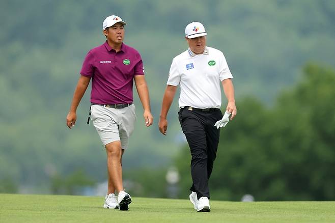 10일 진행된 제125회 US오픈 연습 라운드에서 안병훈(왼쪽)과 임성재가 이야기를 나누고 있다. AFP 연합뉴스